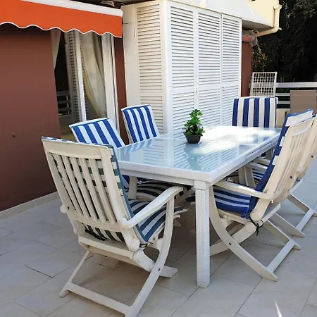 Spacious 3 Bedroom 2nd Line Center Appartement