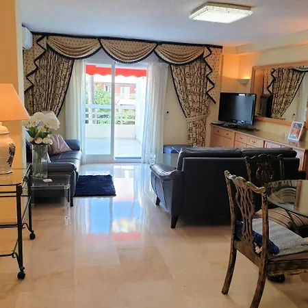 Spacious 3 Bedroom 2nd Line Center Appartement Marbellac